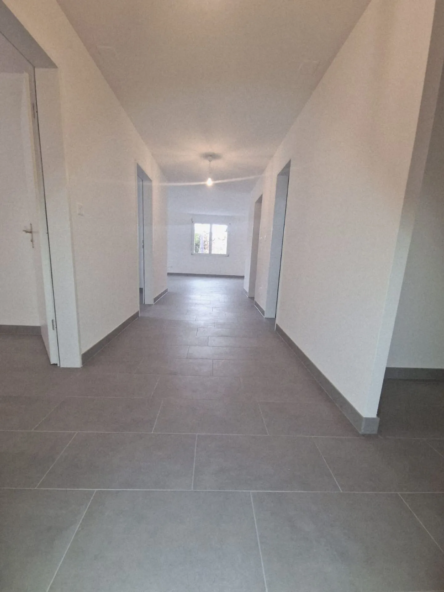 Ampio appartamento di 4½ locali con terrazza e due posti auto in garage sotterraneo - Foto 12 di 25