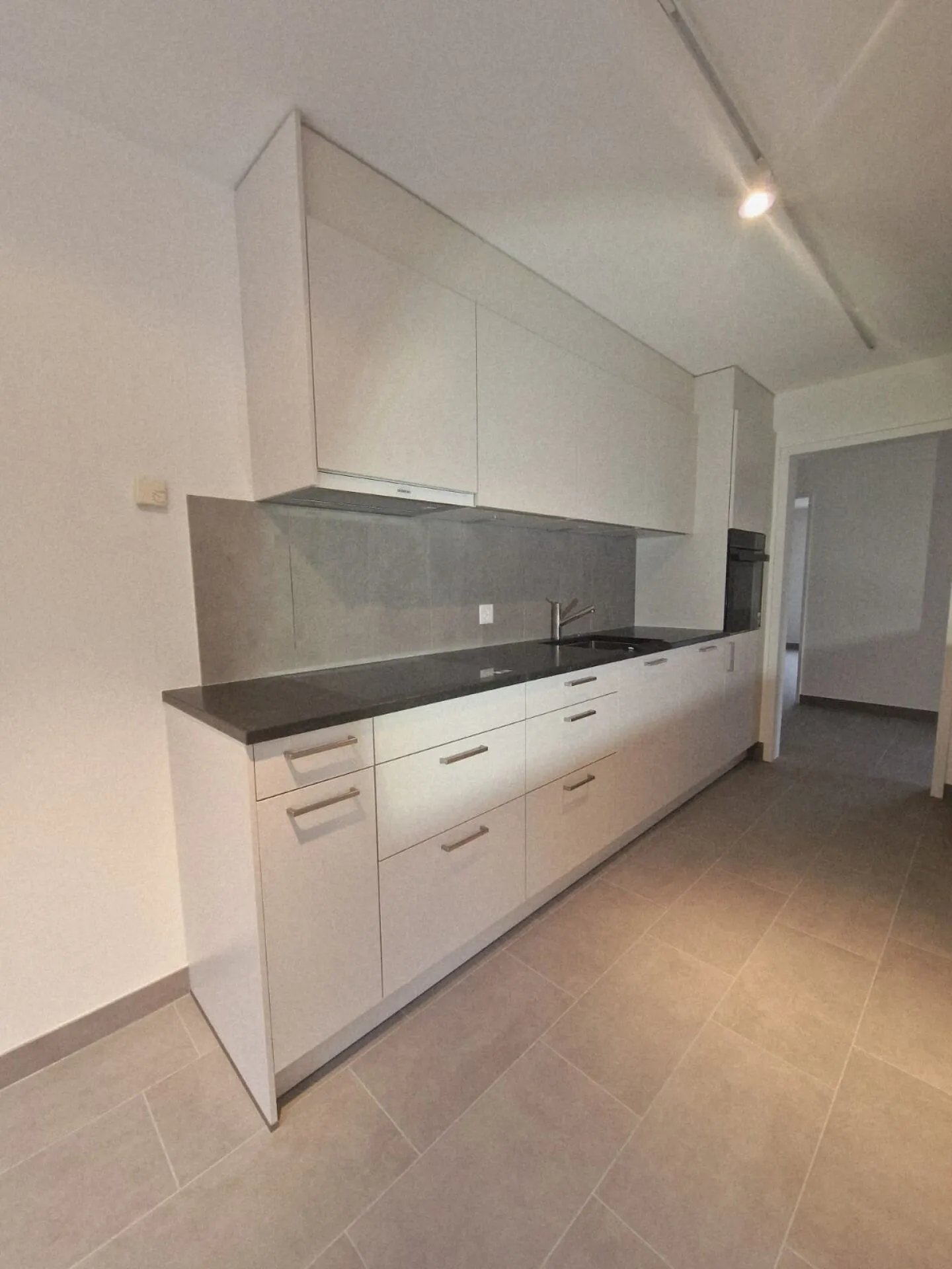 Ampio appartamento di 4½ locali con terrazza e due posti auto in garage sotterraneo - Foto 14 di 25