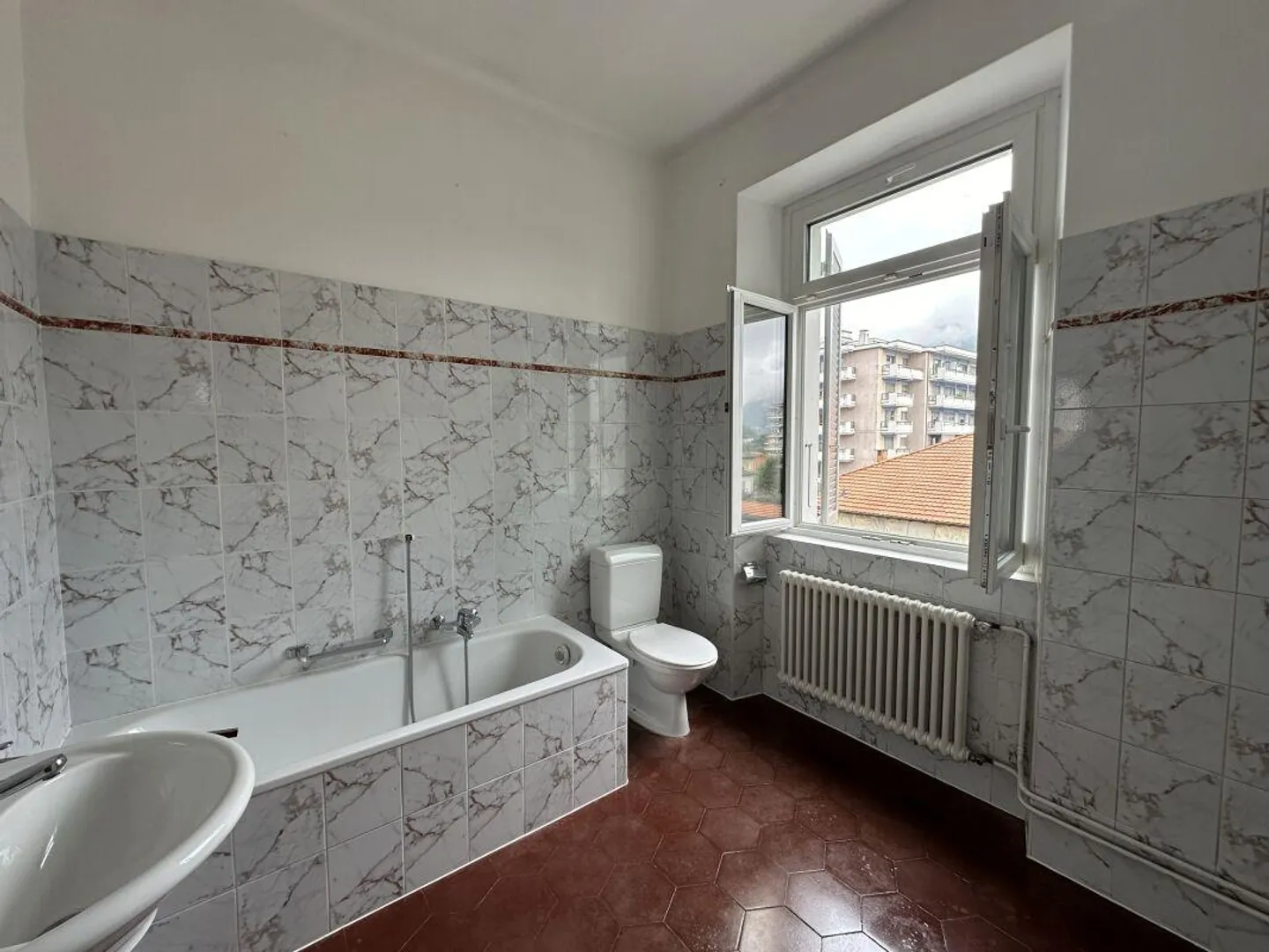 Appartement lumineux de 3,5 pièces avec balcon habitable au centre de Chiasso - Photo 9 sur 9