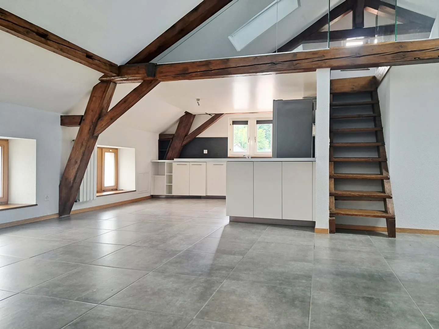 RUE BASSE 38, Appartement de 2.5 pièces avec vaste mezzanine - Photo 2 sur 10