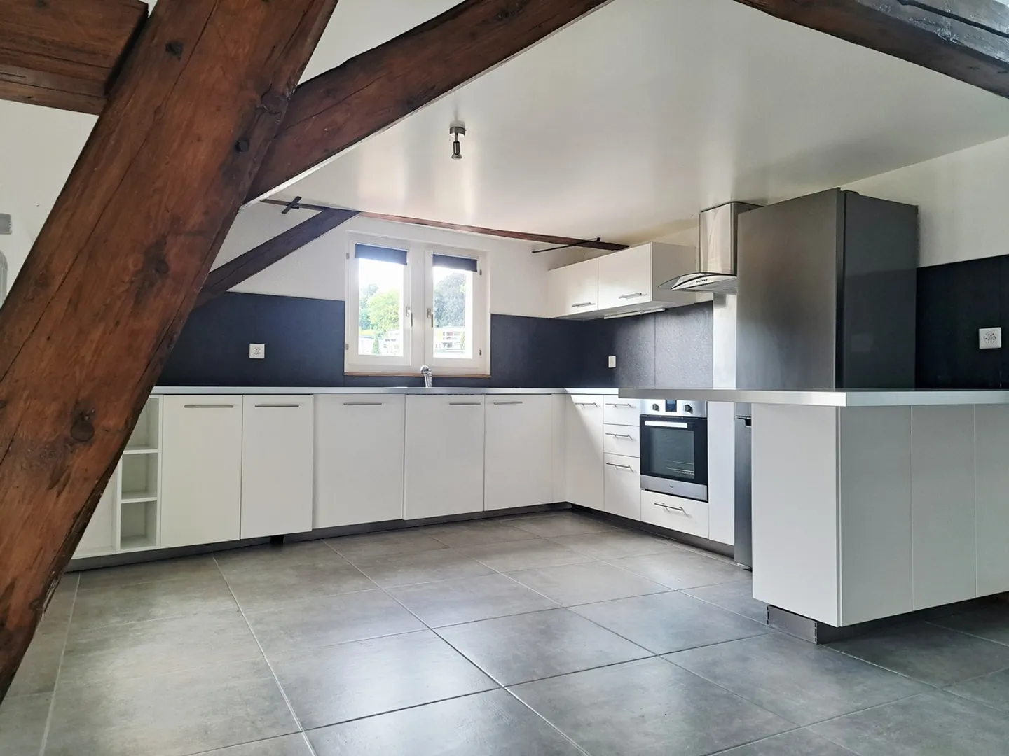 RUE BASSE 38, Appartement de 2.5 pièces avec vaste mezzanine - Photo 3 sur 10