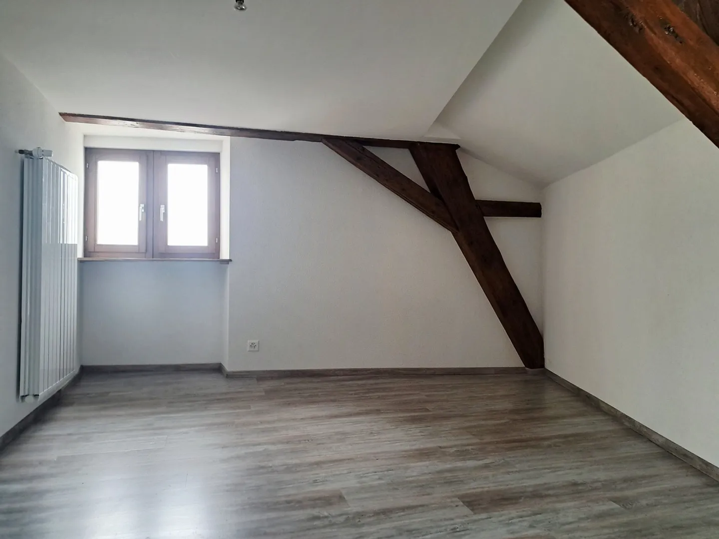 RUE BASSE 38, Appartement de 2.5 pièces avec vaste mezzanine - Photo 4 sur 10