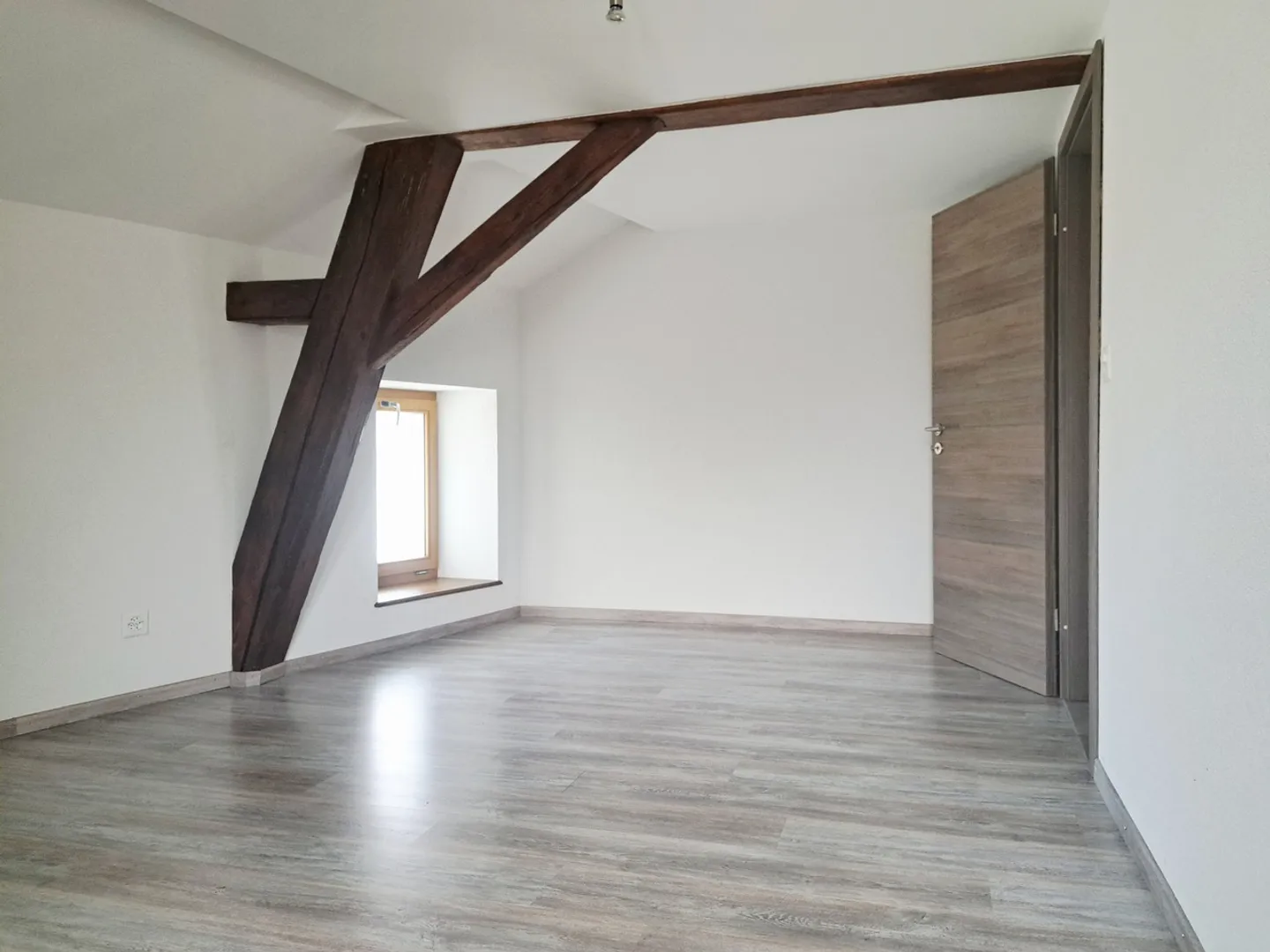 RUE BASSE 38, Appartement de 2.5 pièces avec vaste mezzanine - Photo 5 sur 10