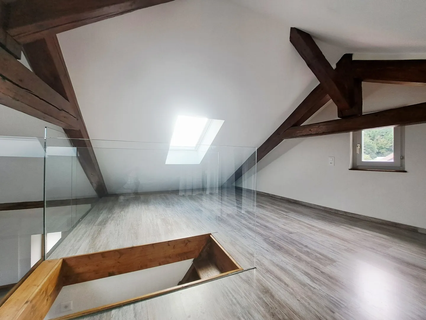 RUE BASSE 38, Appartement de 2.5 pièces avec vaste mezzanine - Photo 6 sur 10