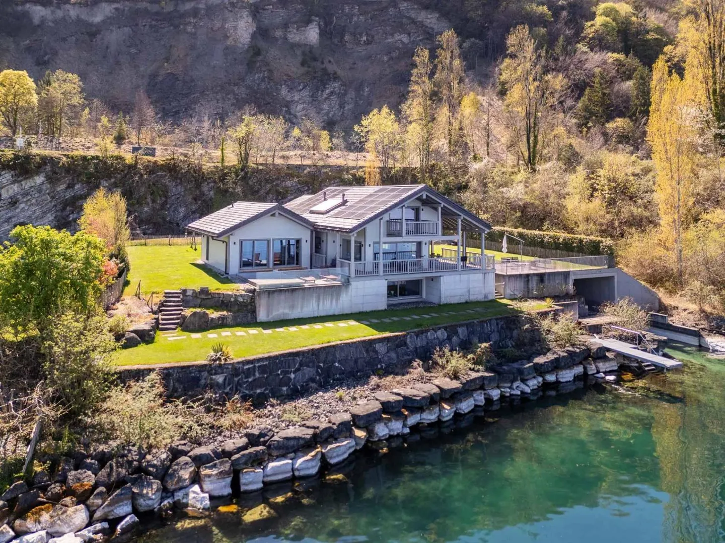 Moderne Villa direkt am Wasser - Foto 1 von 11