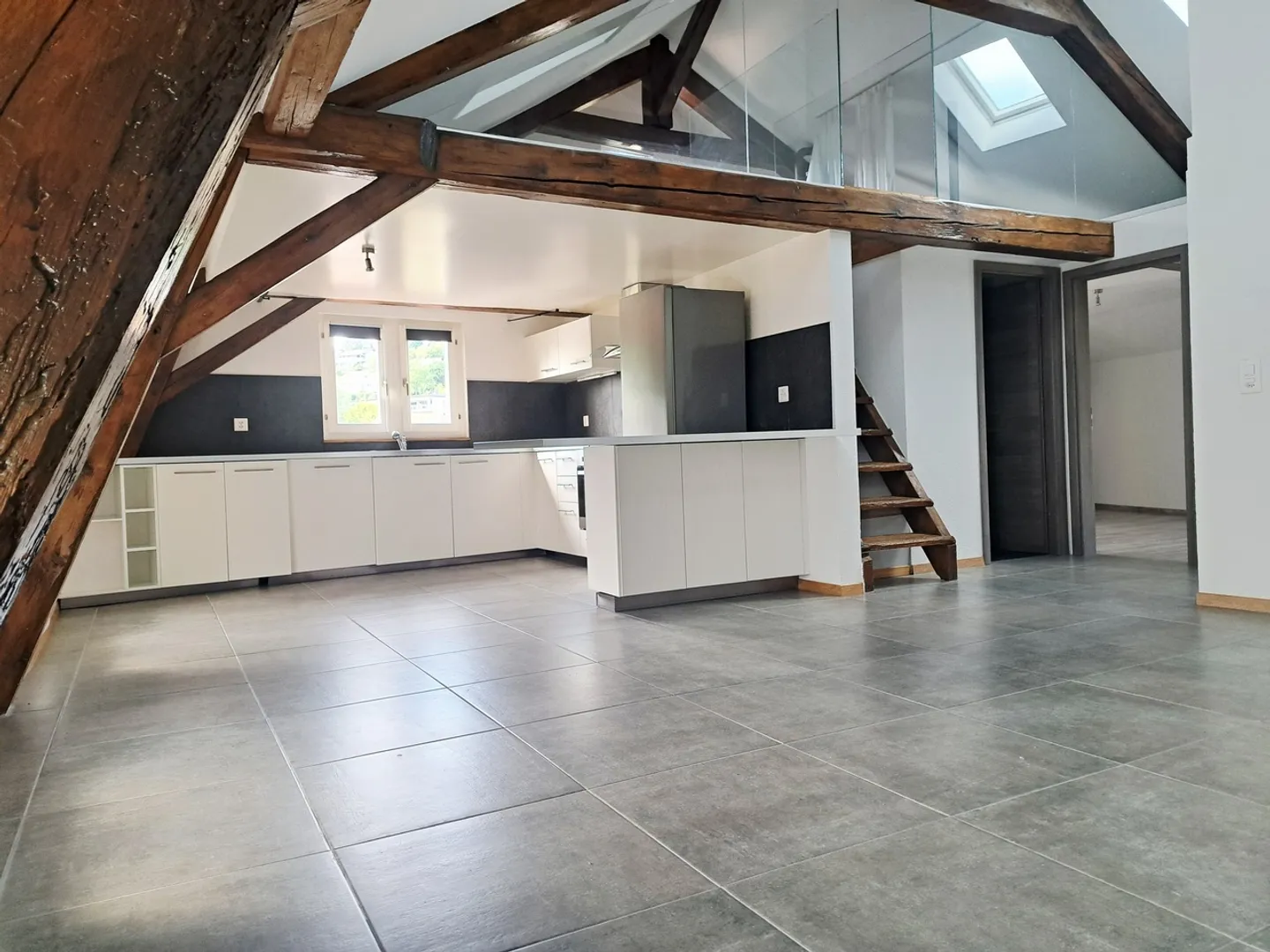 RUE BASSE 38, Appartement de 2.5 pièces avec vaste mezzanine - Photo 1 sur 10
