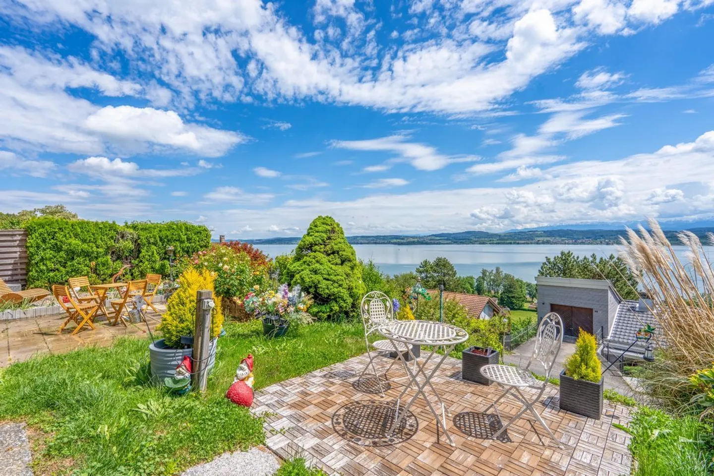 Magnifico terreno con vista sul lago di Morat e possibilità di costruire - Foto 1 di 9