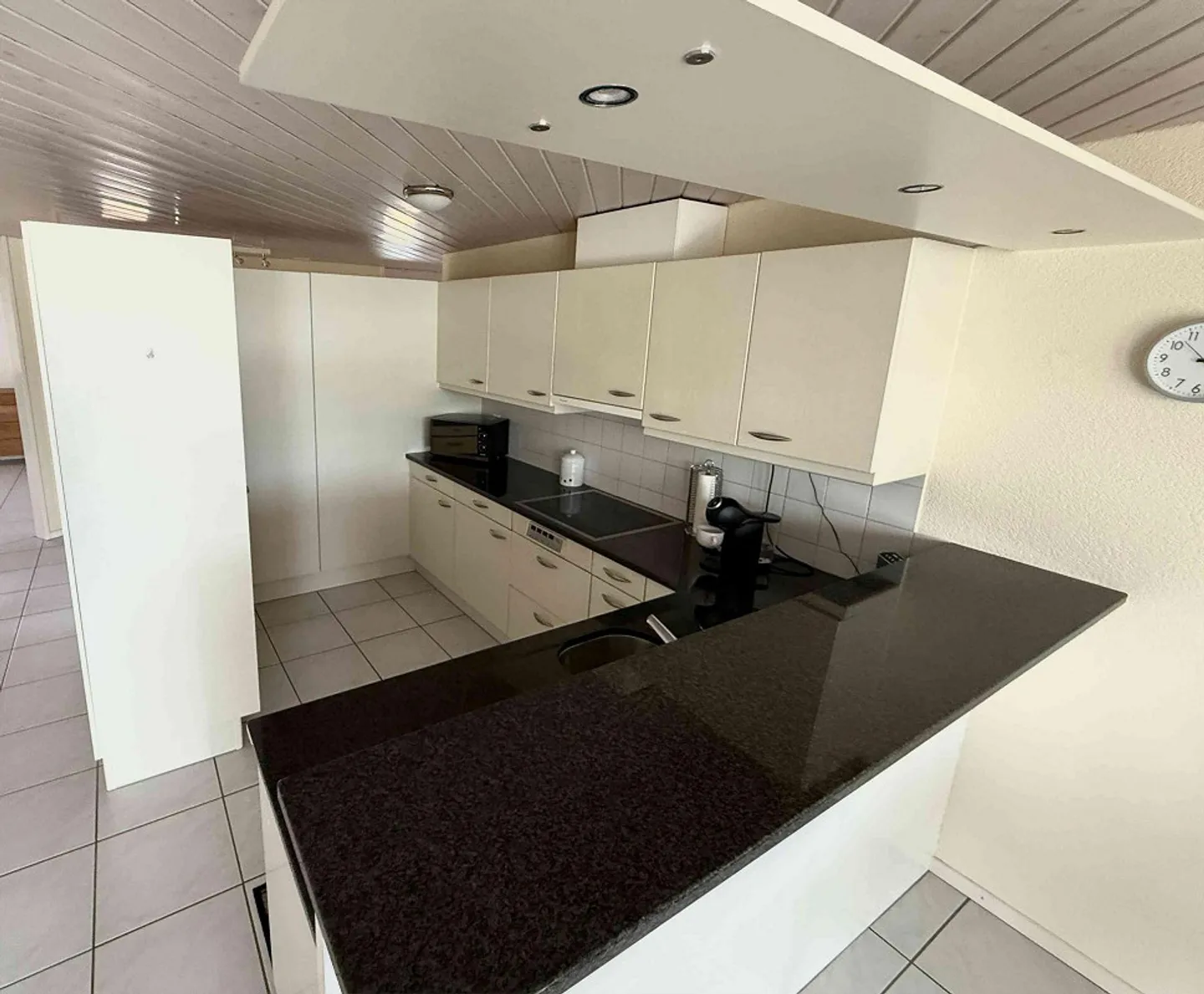 Bright 4.5 room apartment with various shopping options in the building. - Photo 4 of 9