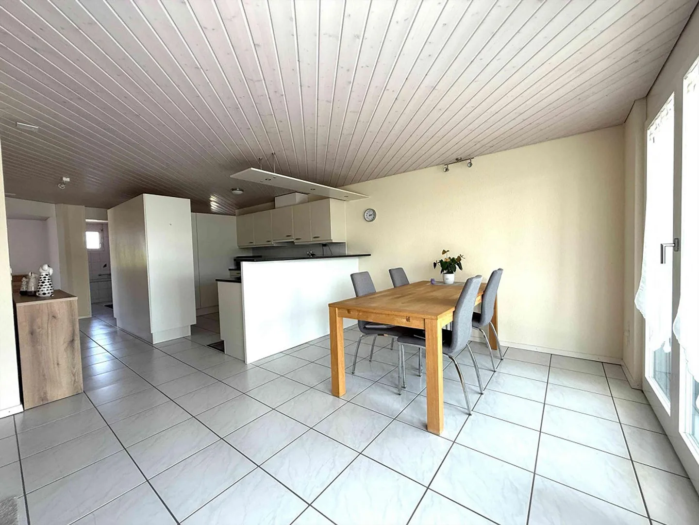 Bright 4.5 room apartment with various shopping options in the building. - Photo 5 of 9