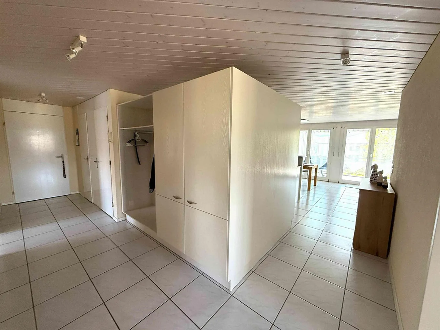 Bright 4.5 room apartment with various shopping options in the building. - Photo 2 of 9