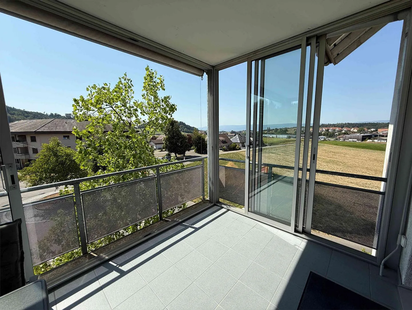 Bright 4.5 room apartment with various shopping options in the building. - Photo 3 of 9