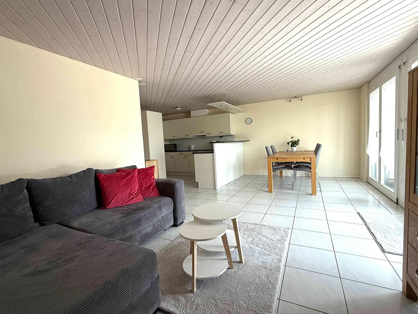 Bright 4.5 room apartment with various shopping options in the building. - Photo 6 of 9