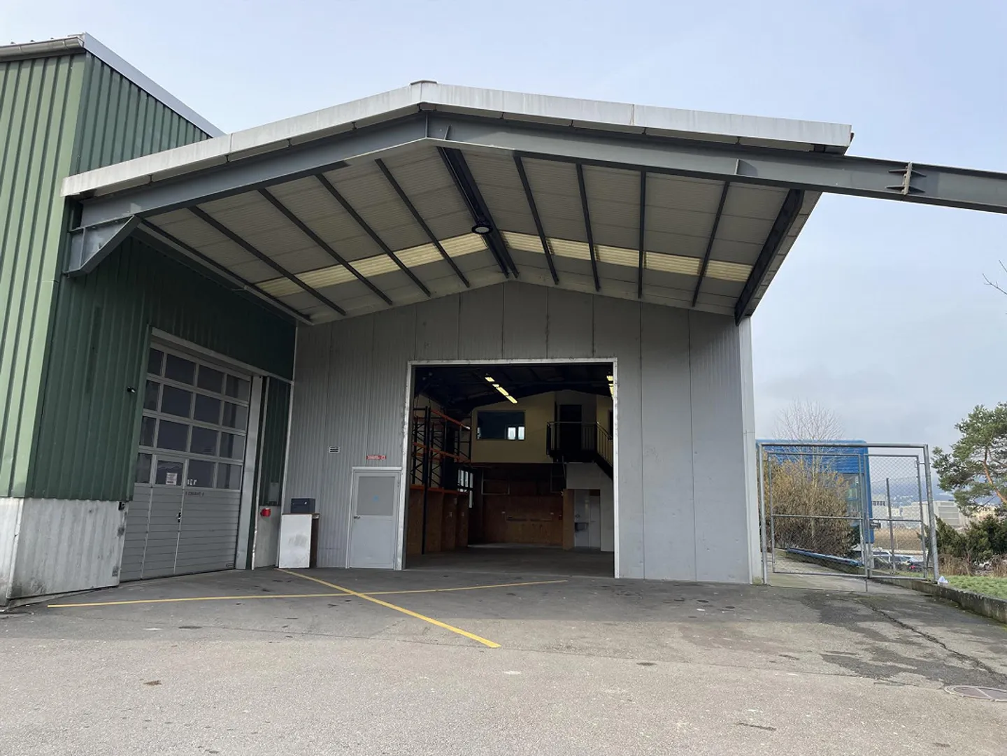 Belle halle commerciale dans un emplacement de choix - Photo 1 sur 5