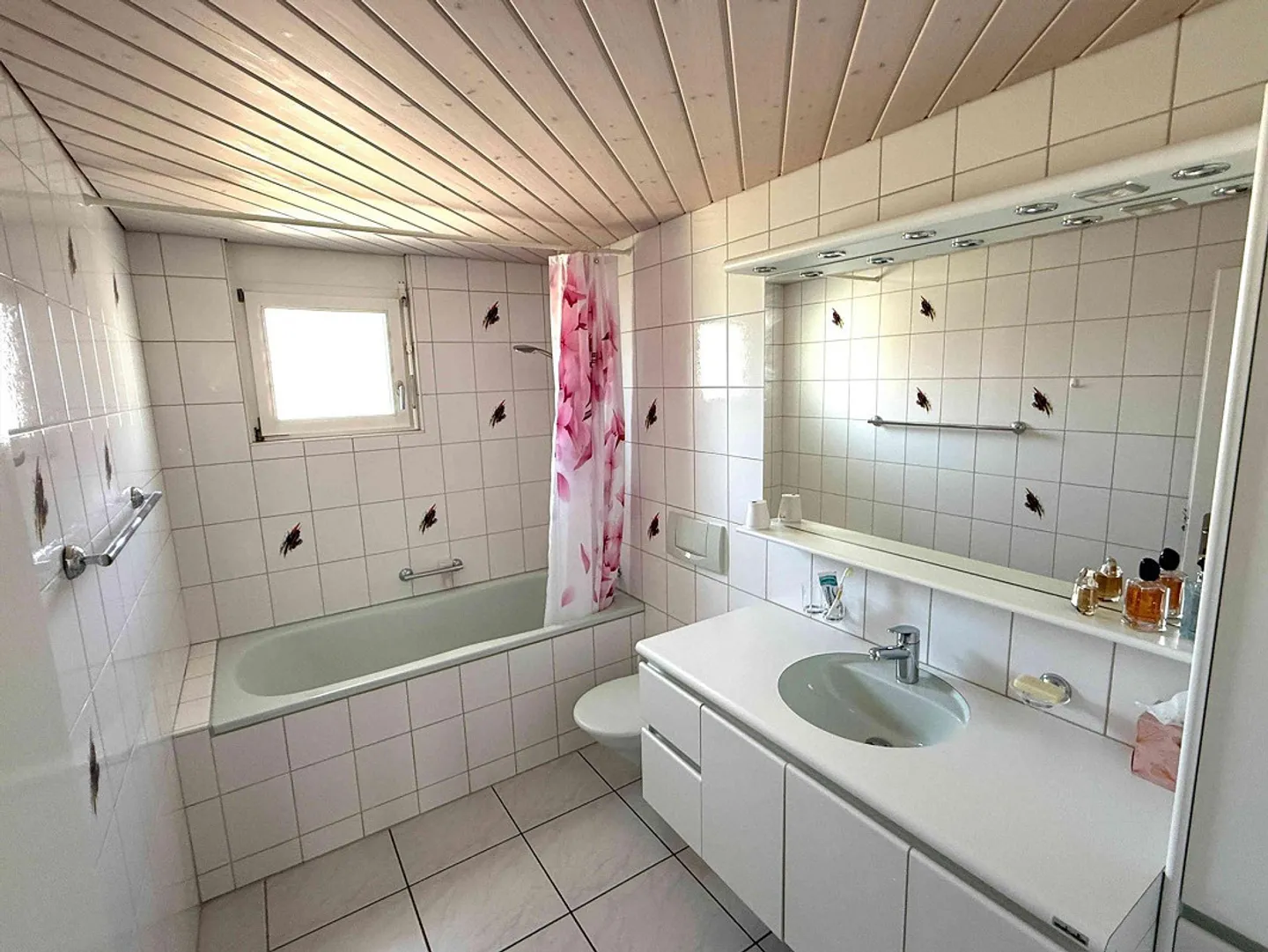 Bright 4.5 room apartment with various shopping options in the building. - Photo 7 of 9