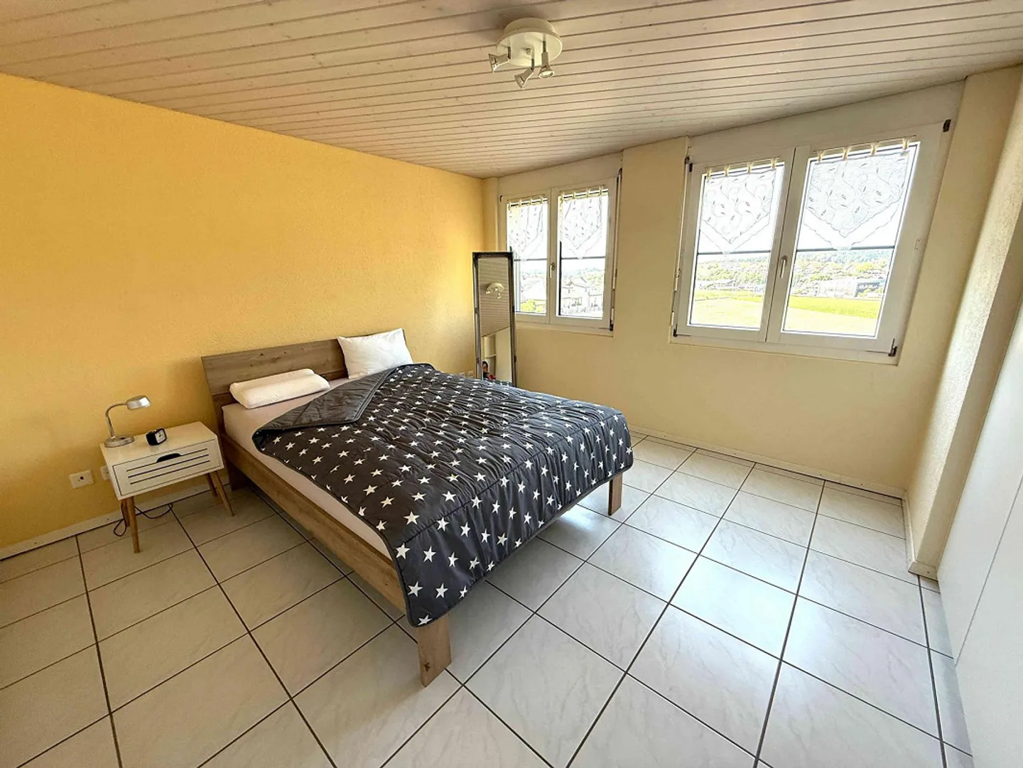 Bright 4.5 room apartment with various shopping options in the building. - Photo 8 of 9