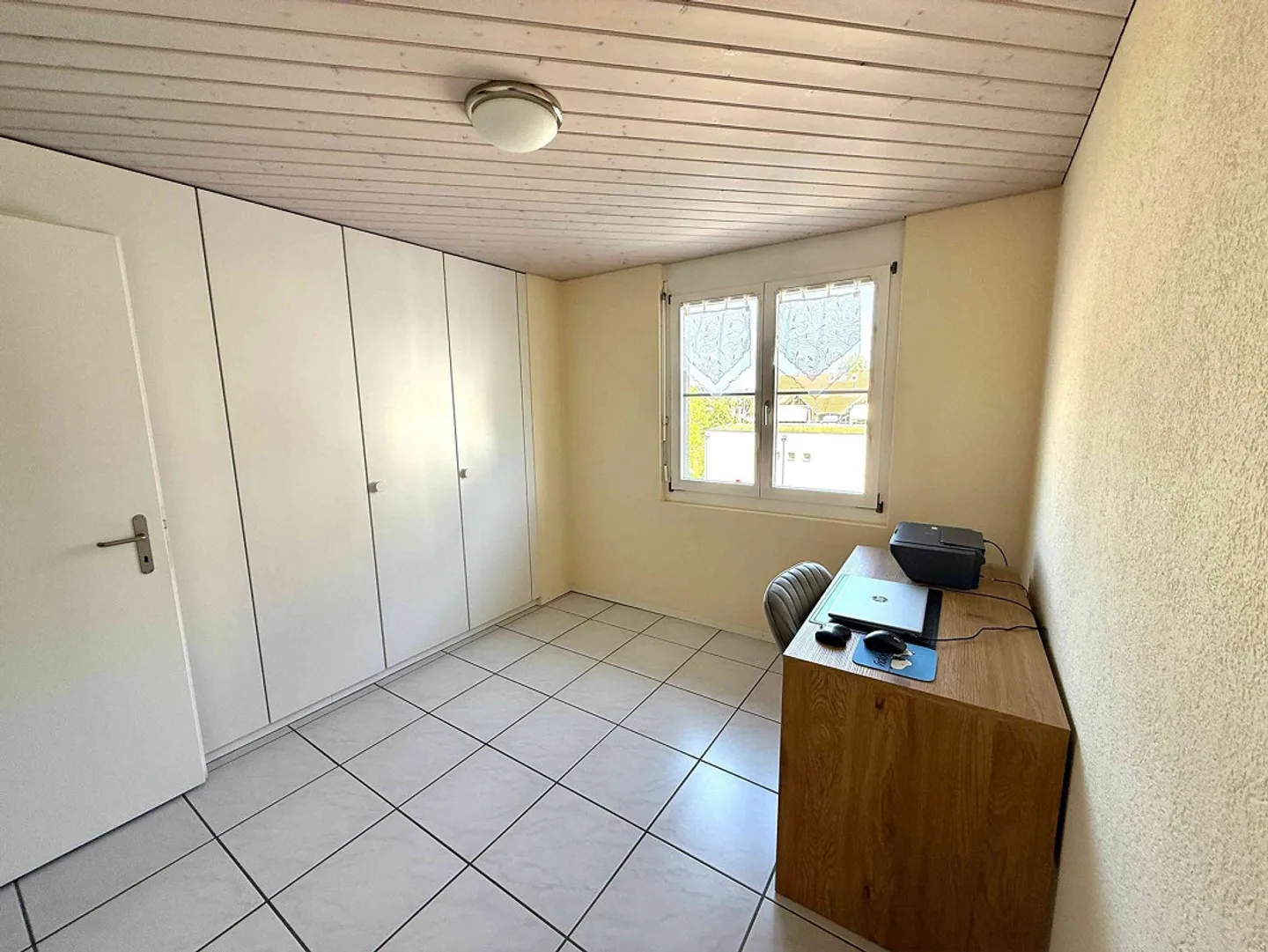 Bright 4.5 room apartment with various shopping options in the building. - Photo 9 of 9