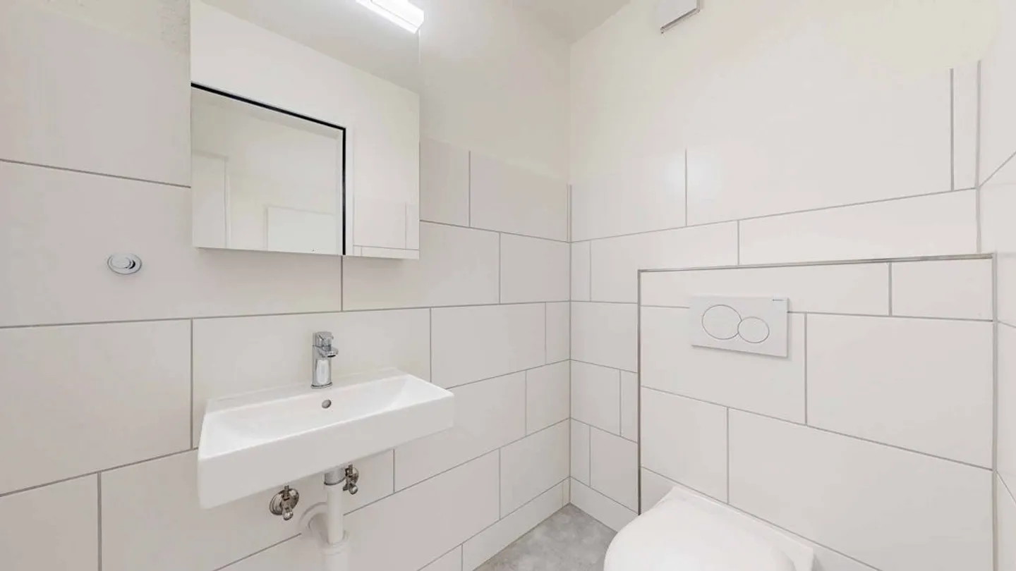 Spacious Apartment - Photo 4 of 8