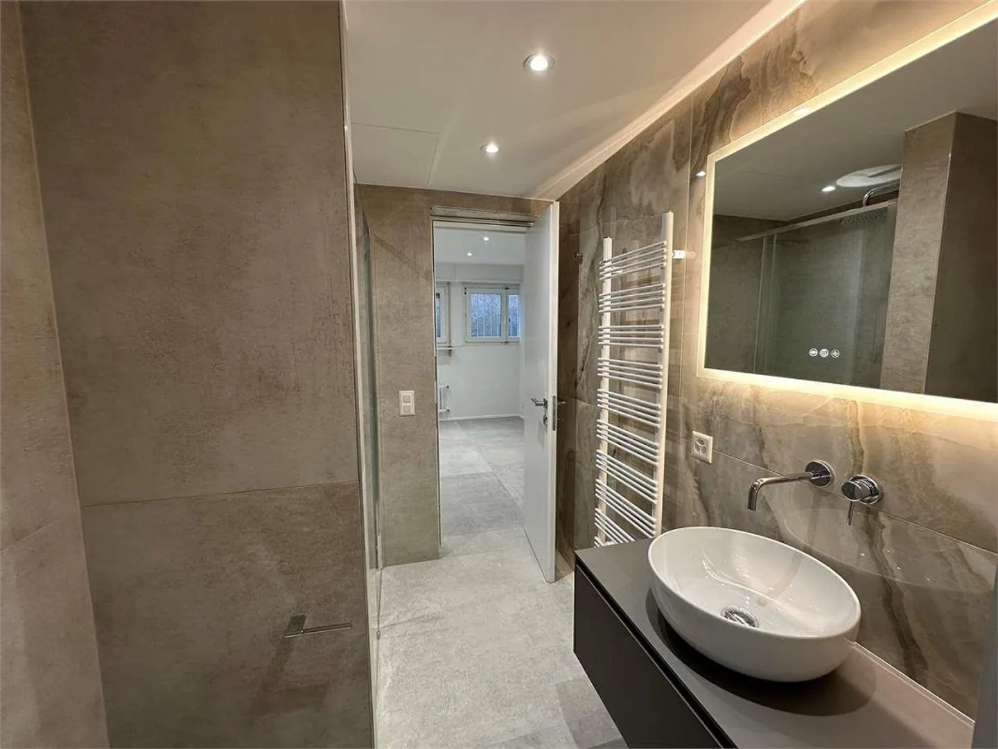 Spacious apartment with private garden and lake view in Massagno - Photo 10 of 13