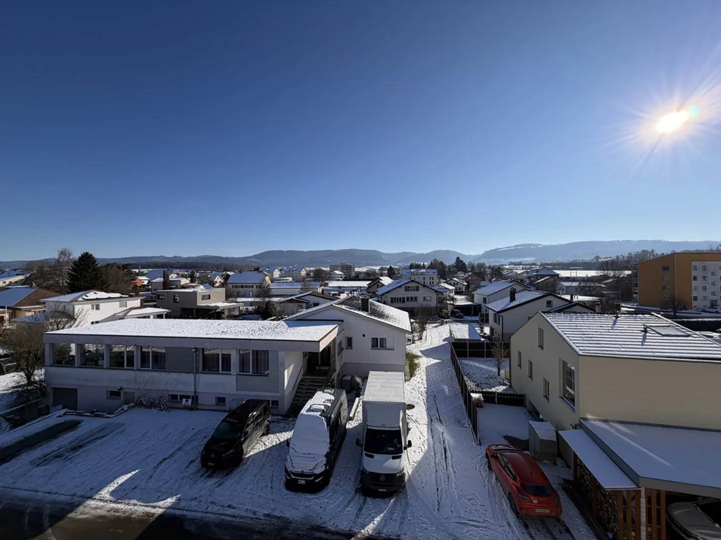 Lumineux et rénové avec un grand balcon - Photo 2 sur 11