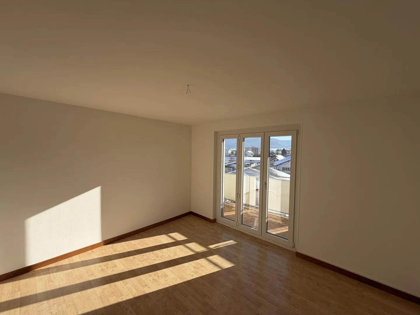 Lumineux et rénové avec un grand balcon - Photo 3 sur 11