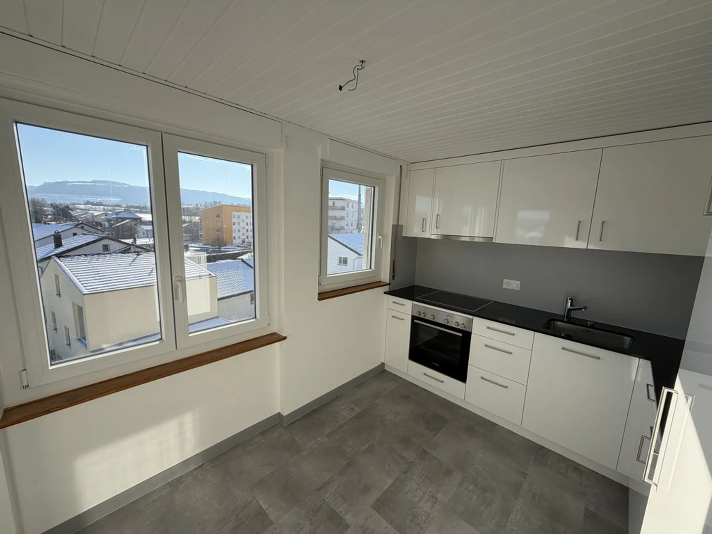 Lumineux et rénové avec un grand balcon - Photo 4 sur 11