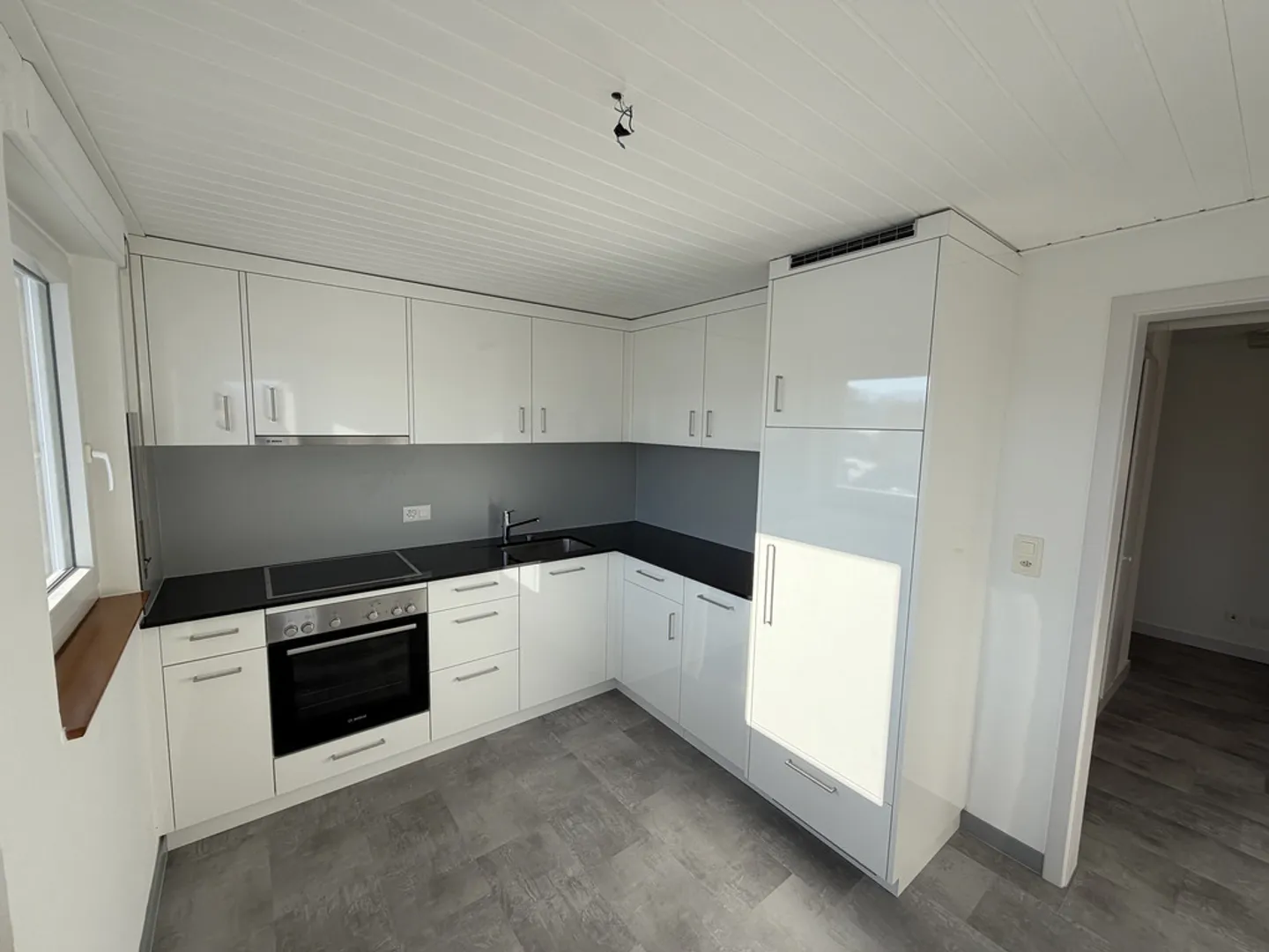 Lumineux et rénové avec un grand balcon - Photo 5 sur 11