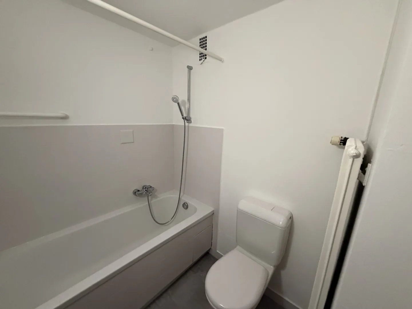 Lumineux et rénové avec un grand balcon - Photo 9 sur 11