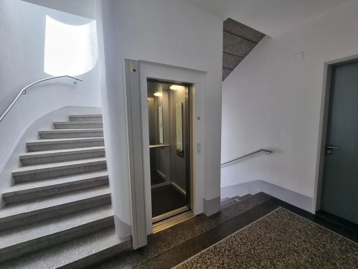 Bureau lumineux de 113 m² aux portes de la vieille ville de Porrentruy - Photo 8 sur 8