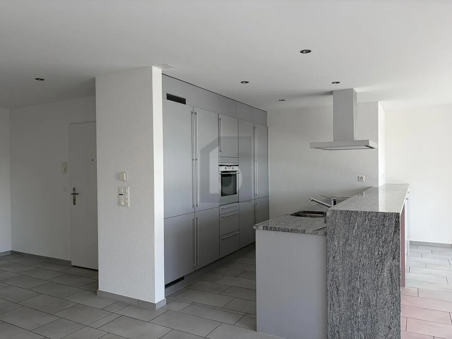 Bright 4.5-Room Apartment - Photo 2 of 6