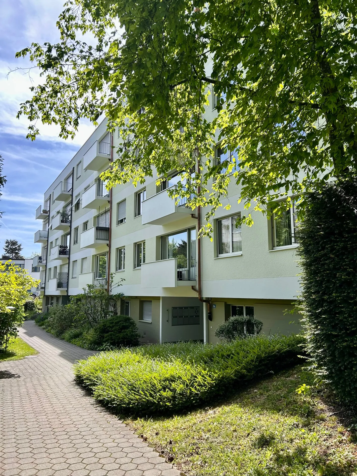 Appartement spacieux de 5 pièces avec balcon, belle vue et chambre supplémentaire au rez-de-chaussée (sous droits de construction) - Photo 1 sur 18
