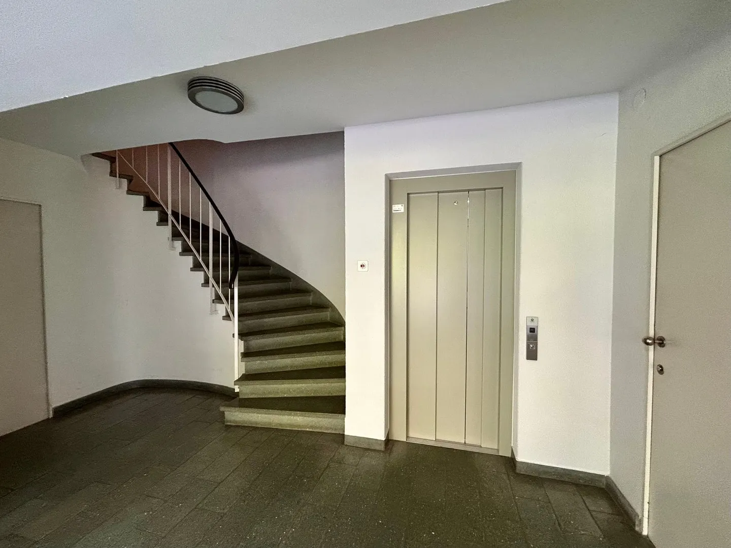 Appartement spacieux de 5 pièces avec balcon, belle vue et chambre supplémentaire au rez-de-chaussée (sous droits de construction) - Photo 3 sur 18