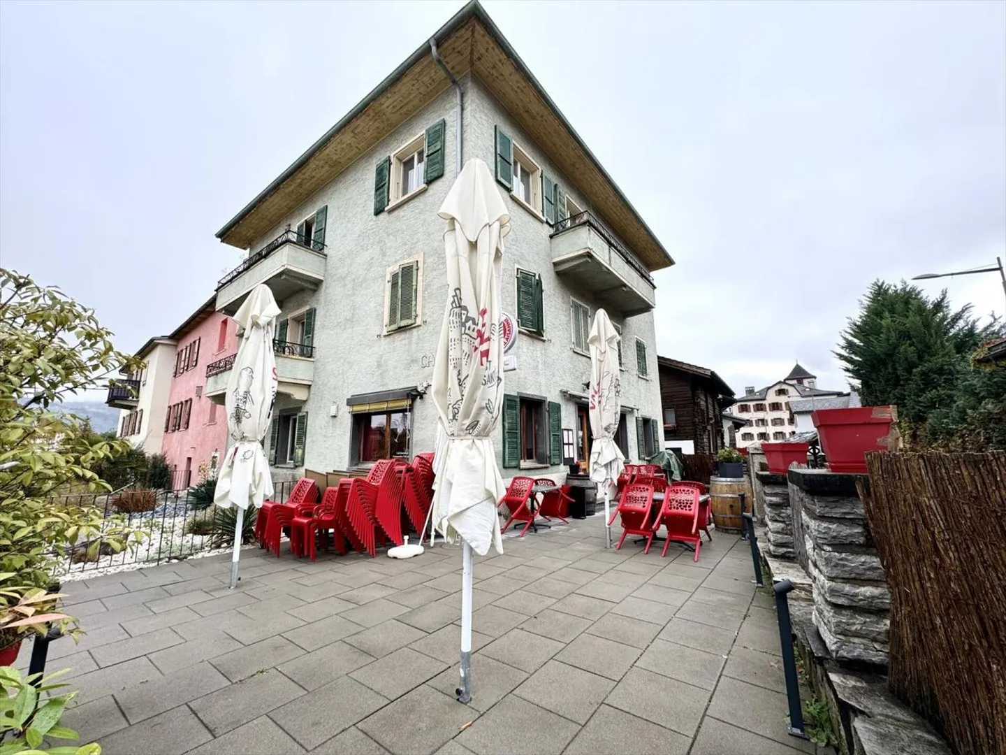 Mixed-Use Building in Bramois - Photo 2 of 5