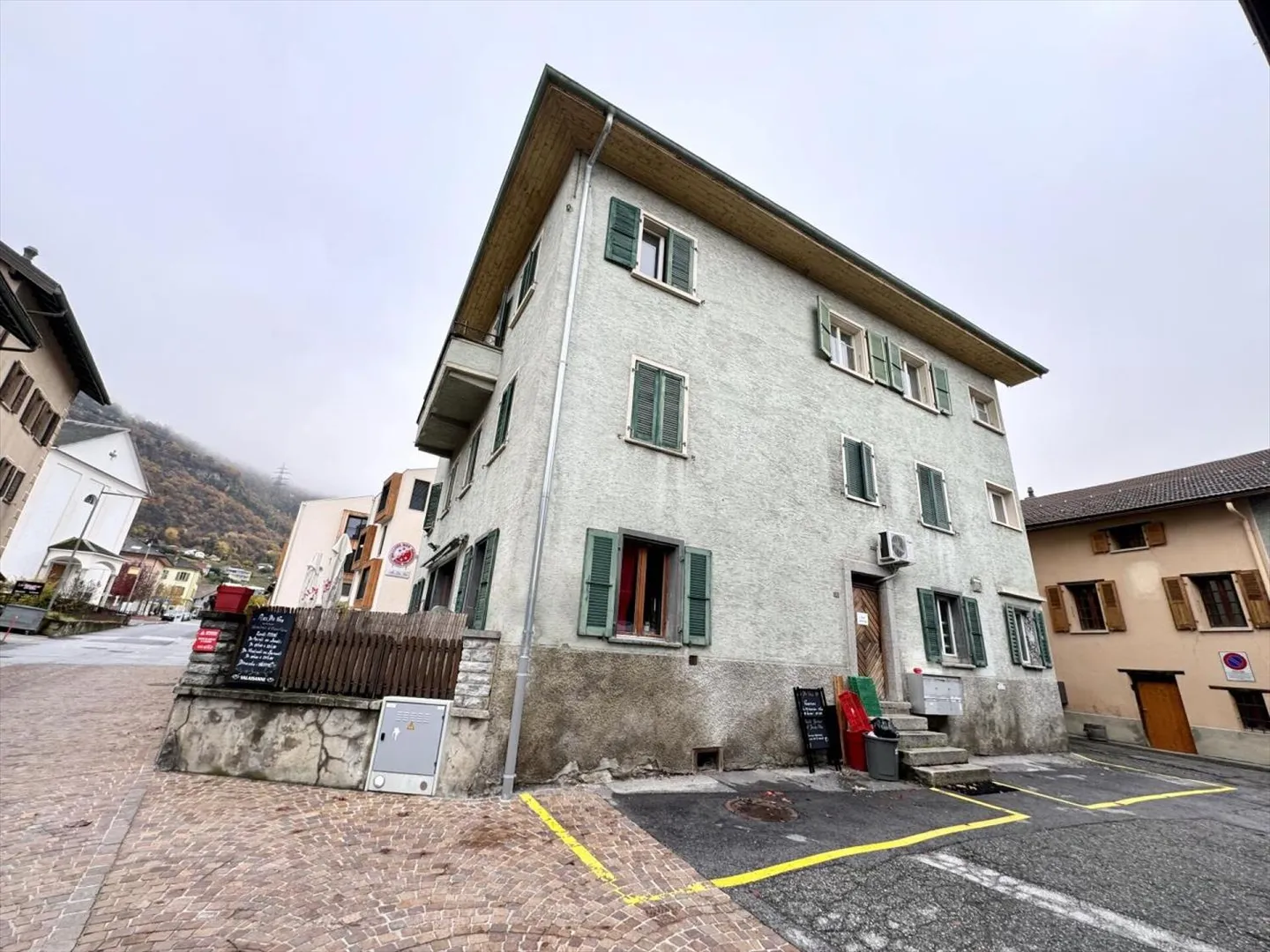 Mixed-Use Building in Bramois - Photo 3 of 5