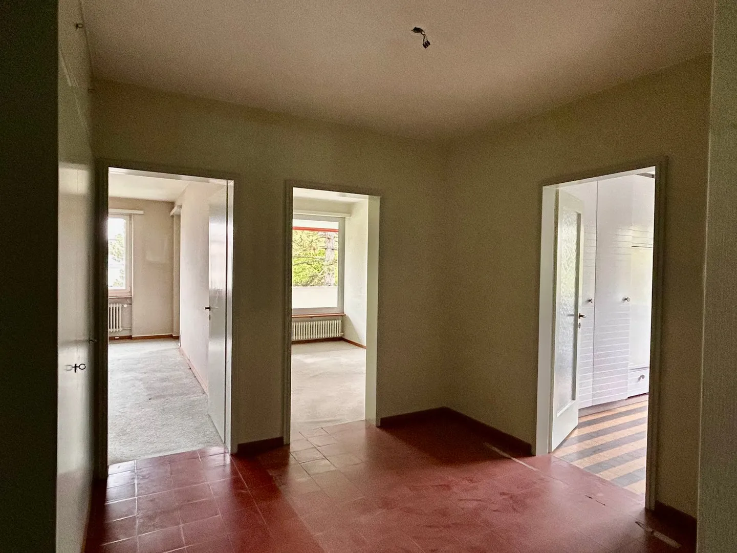 Appartement spacieux de 5 pièces avec balcon, belle vue et chambre supplémentaire au rez-de-chaussée (sous droits de construction) - Photo 5 sur 18