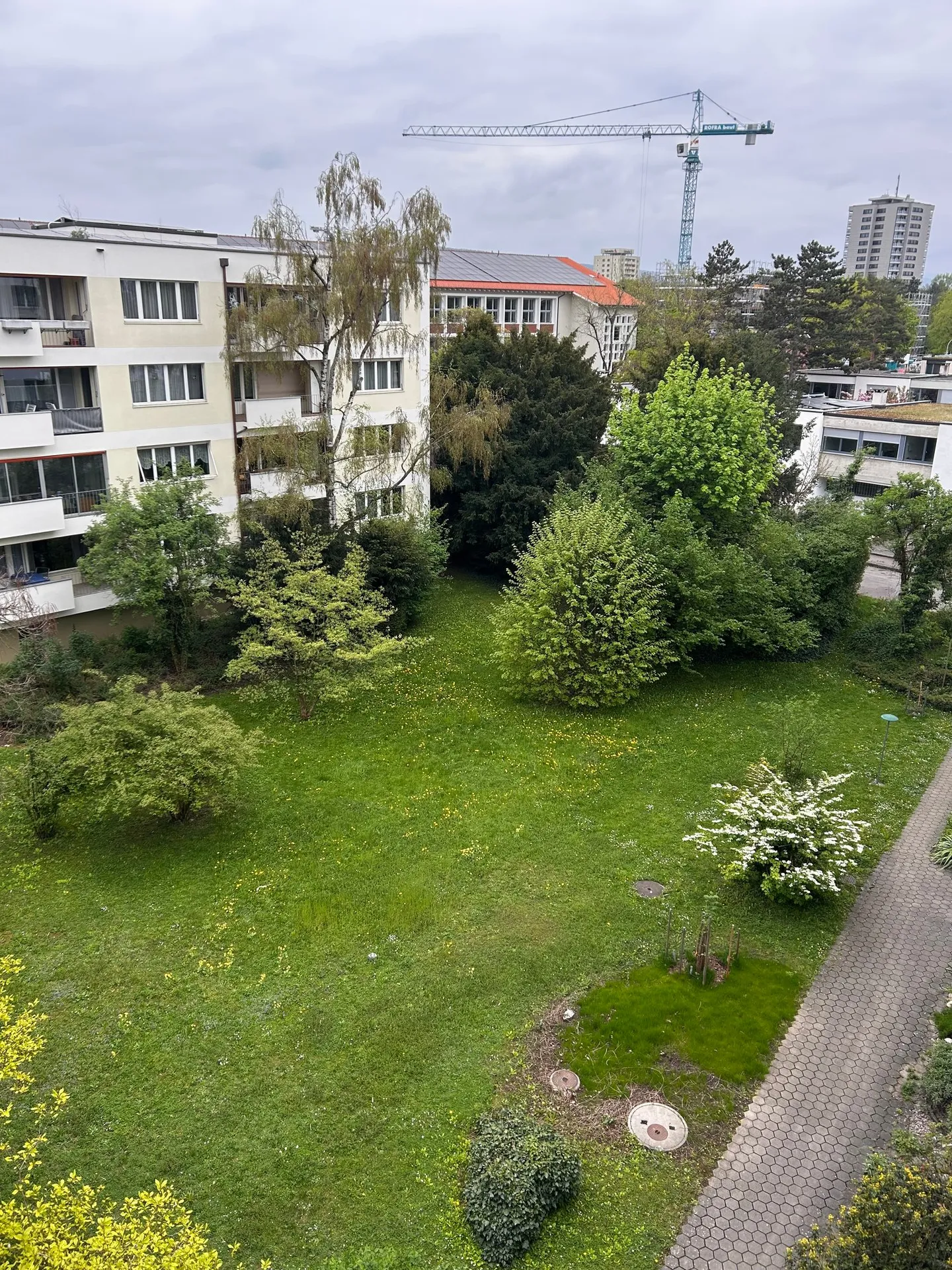 Appartement spacieux de 5 pièces avec balcon, belle vue et chambre supplémentaire au rez-de-chaussée (sous droits de construction) - Photo 8 sur 18