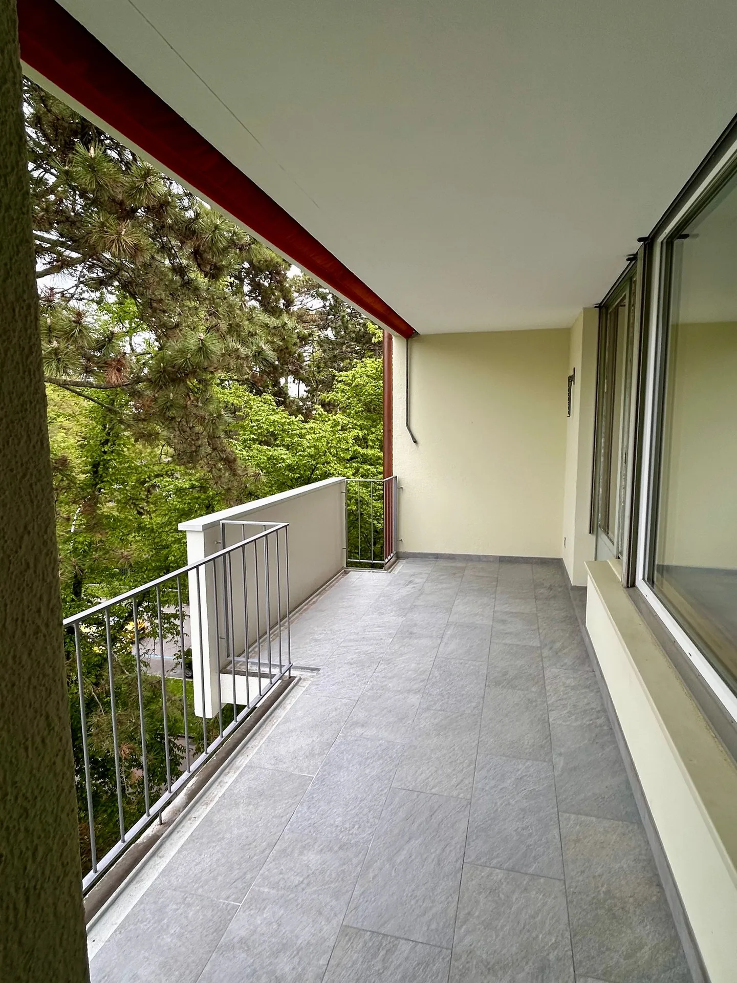 Appartement spacieux de 5 pièces avec balcon, belle vue et chambre supplémentaire au rez-de-chaussée (sous droits de construction) - Photo 7 sur 18
