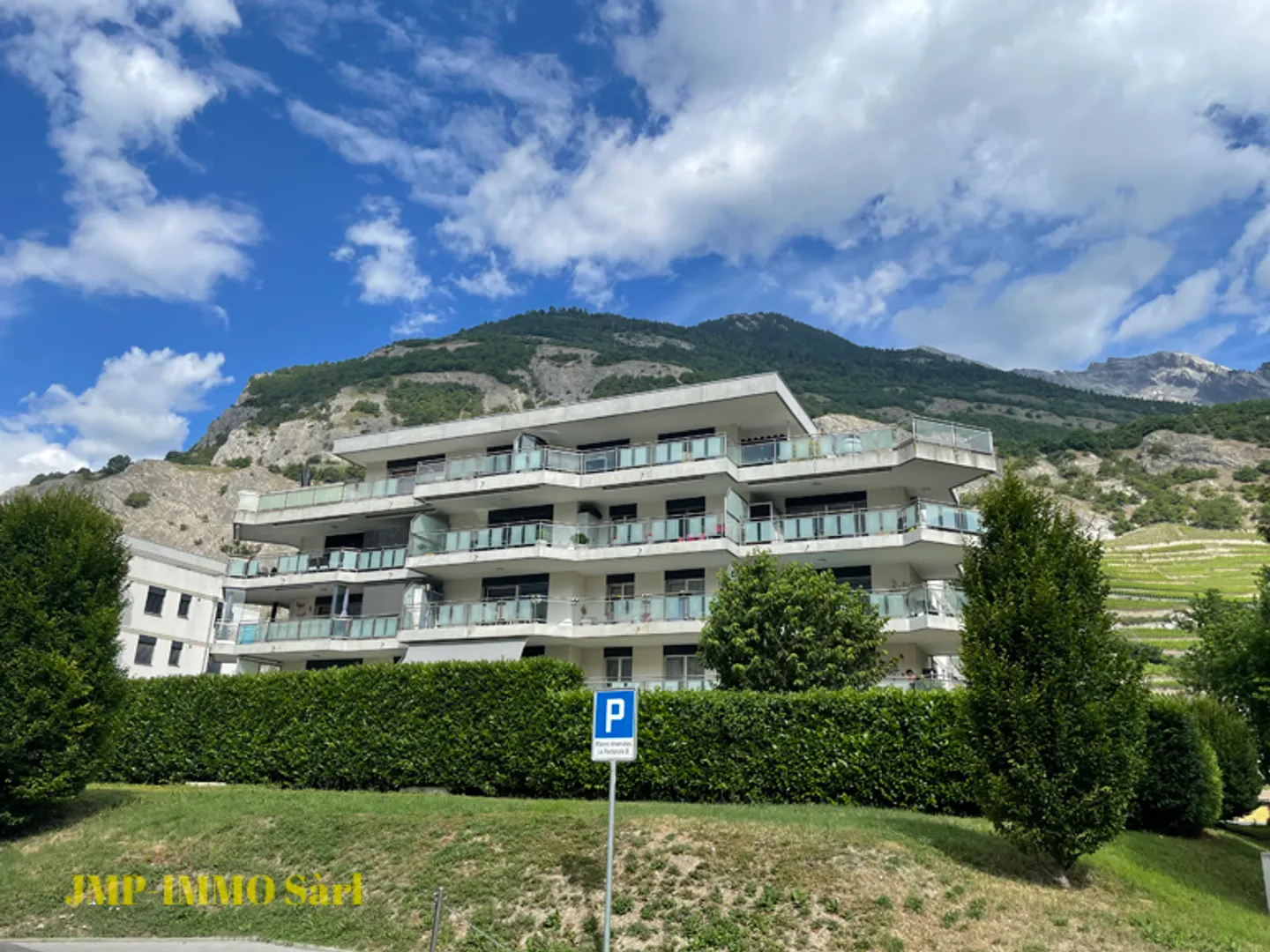 Très bel appartement de 3.5 pièces avec terrasse et places de parc - Foto 1 di 19