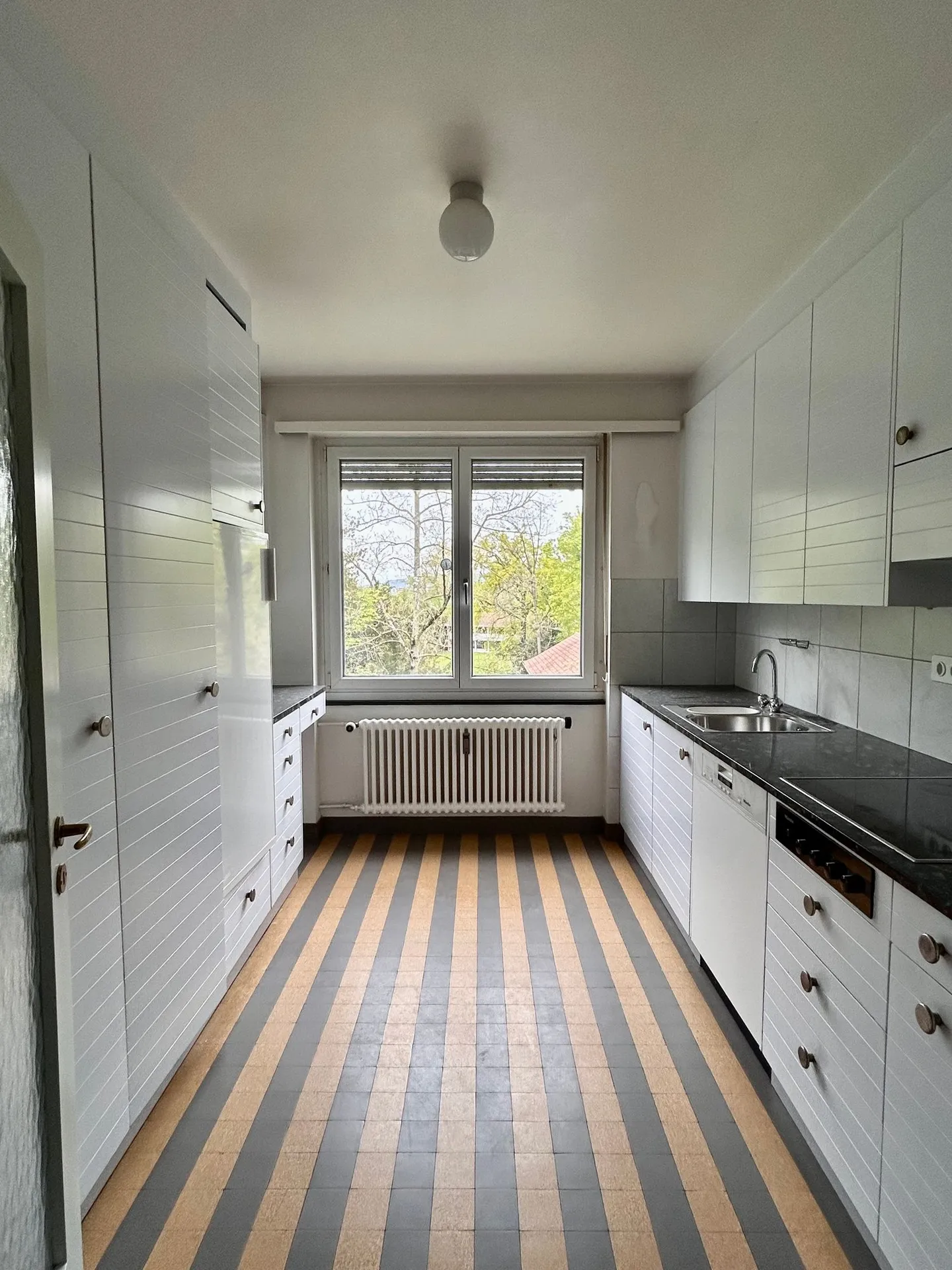 Appartement spacieux de 5 pièces avec balcon, belle vue et chambre supplémentaire au rez-de-chaussée (sous droits de construction) - Photo 16 sur 18