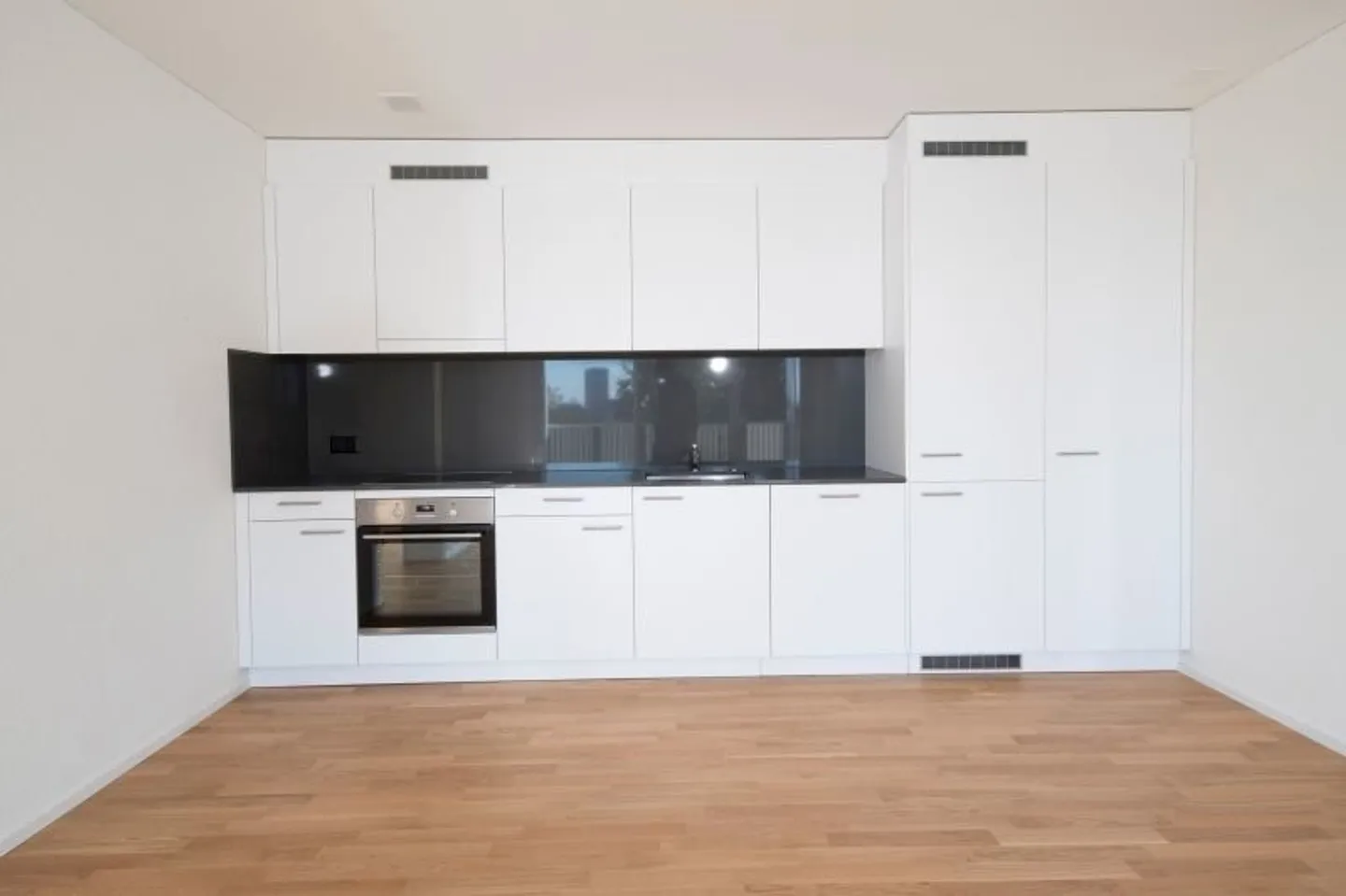 Light-flooded modern apartment with washing tower - Photo 4 of 8