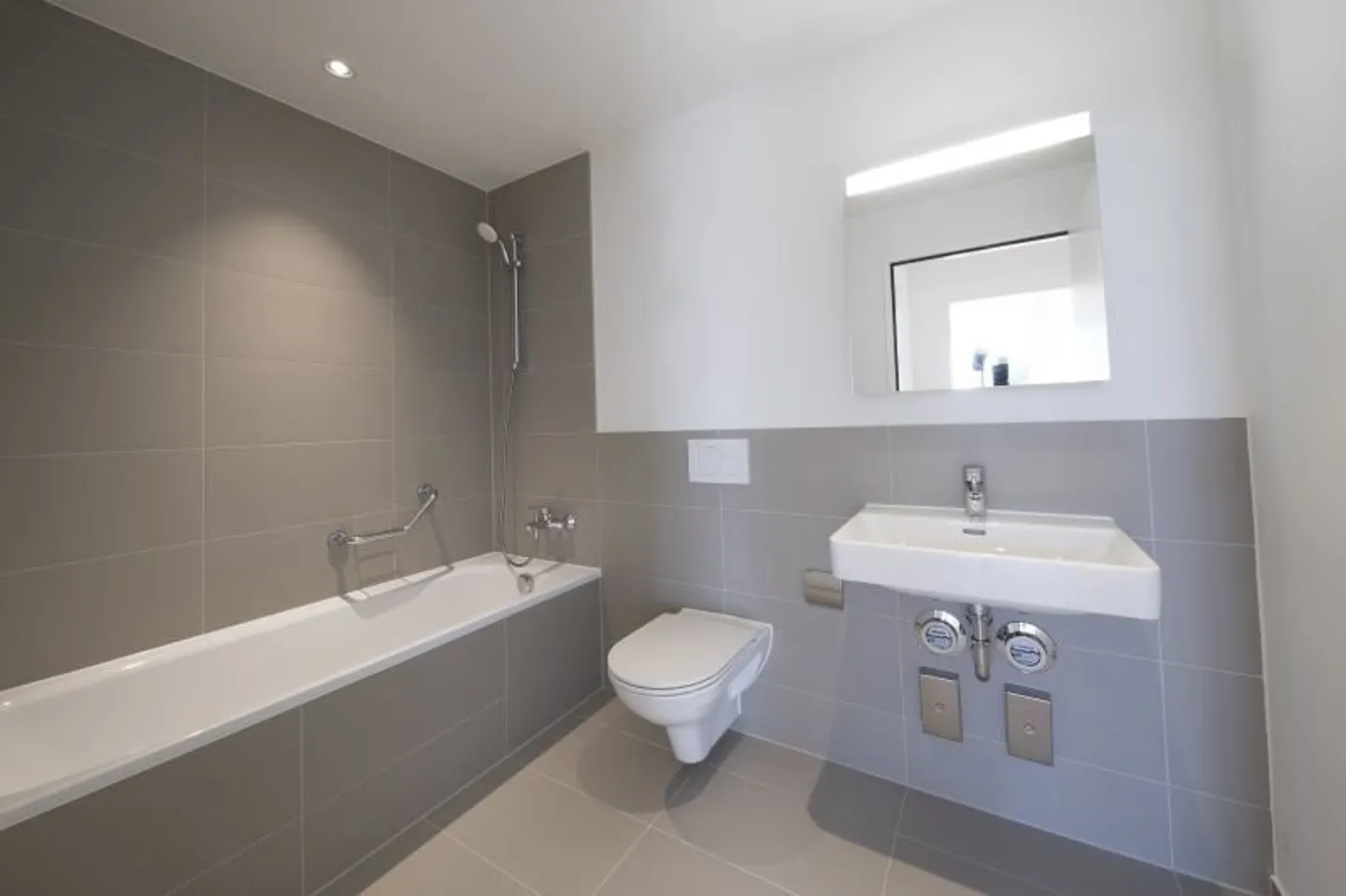 Light-flooded modern apartment with washing tower - Photo 5 of 8