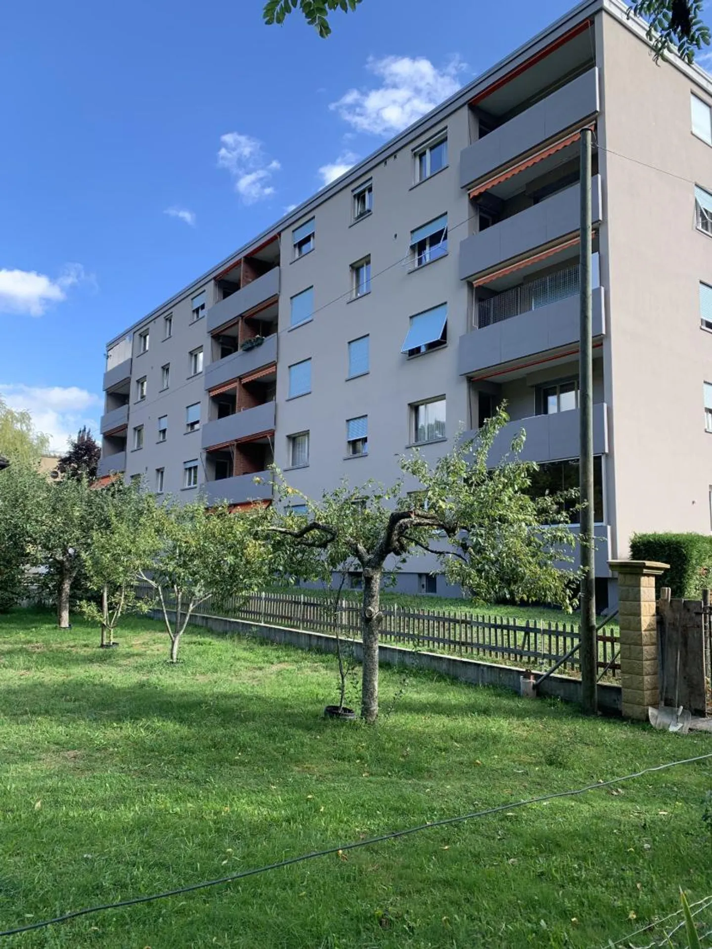 Appartement deux pièces dans un bel environnement verdoyant - Photo 1 sur 8