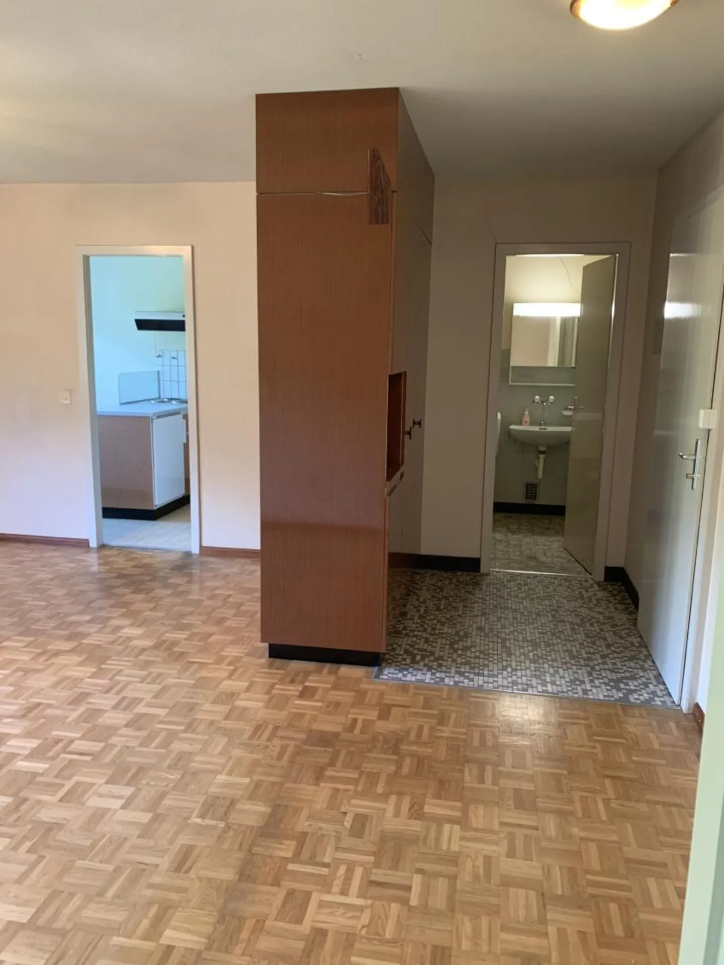Appartement deux pièces dans un bel environnement verdoyant - Photo 6 sur 8