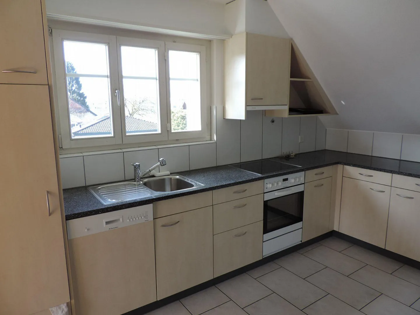 Ampio appartamento attico di 4,5 stanze - Foto 3 di 8