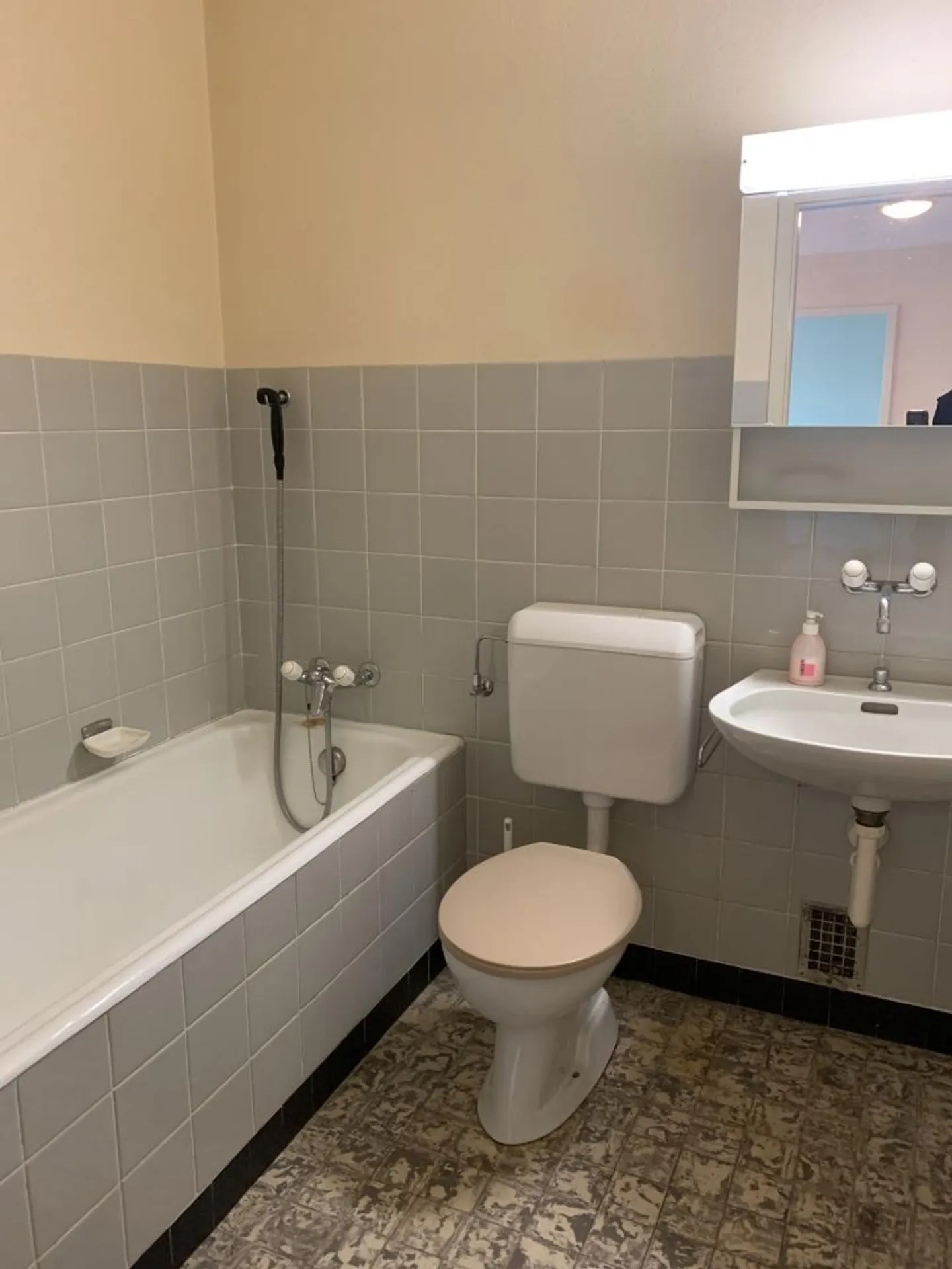 Appartement deux pièces dans un bel environnement verdoyant - Photo 8 sur 8