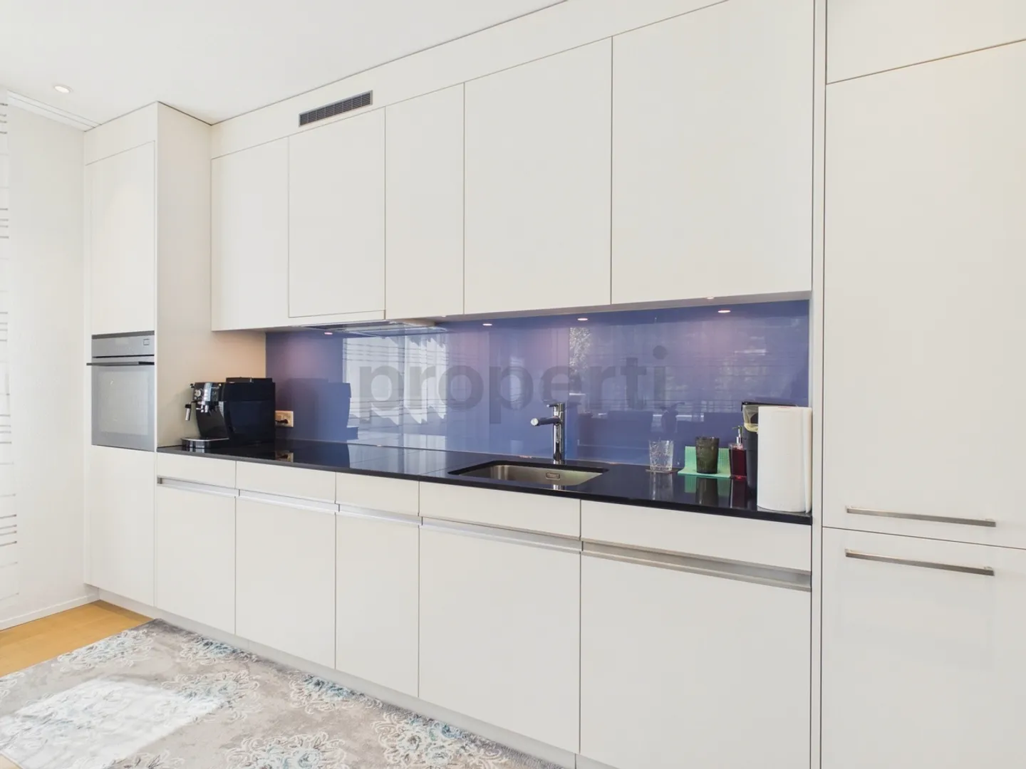 Ownership standard with panoramic windows: Spacious 74 m², underground parking space included and sunny balcony - Photo 2 of 11