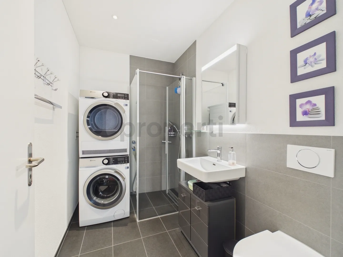 Ownership standard with panoramic windows: Spacious 74 m², underground parking space included and sunny balcony - Photo 7 of 11