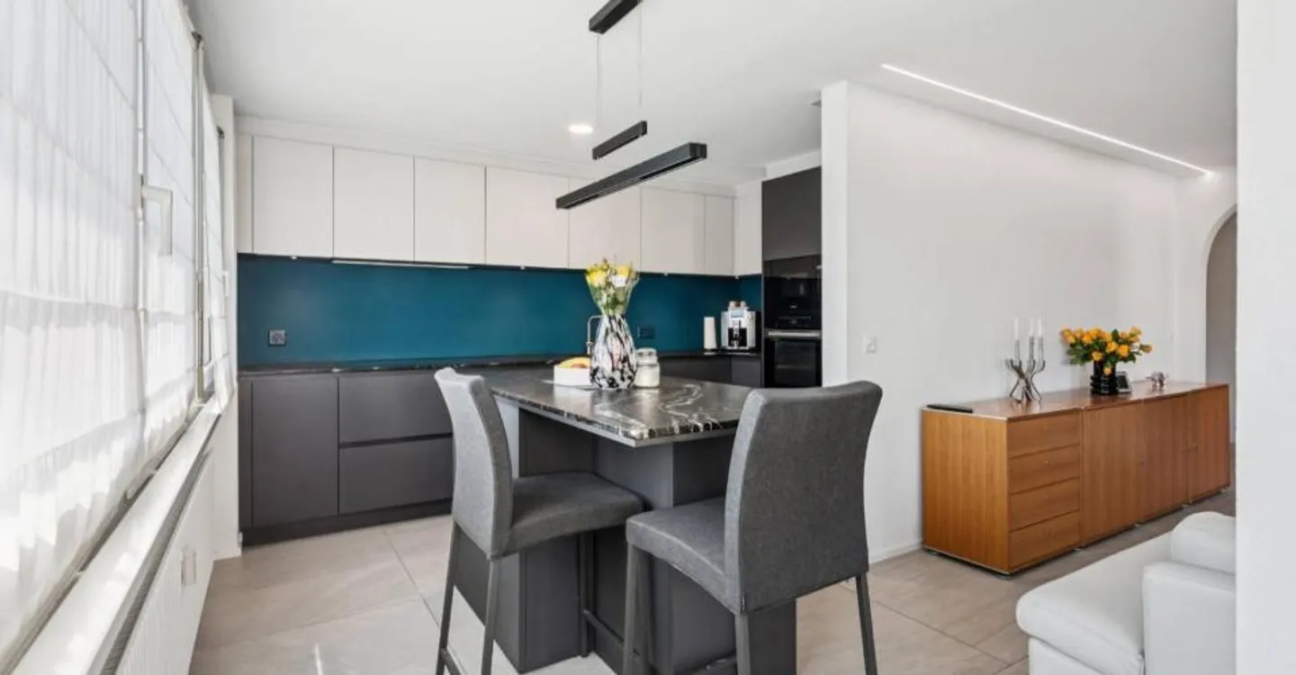 Magnificent renovated 4.5-room apartment - Photo 3 of 12