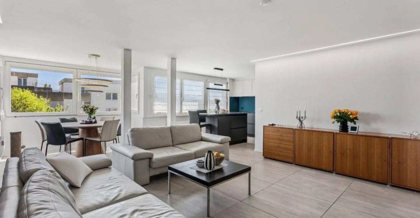 Magnificent renovated 4.5-room apartment - Photo 1 of 12
