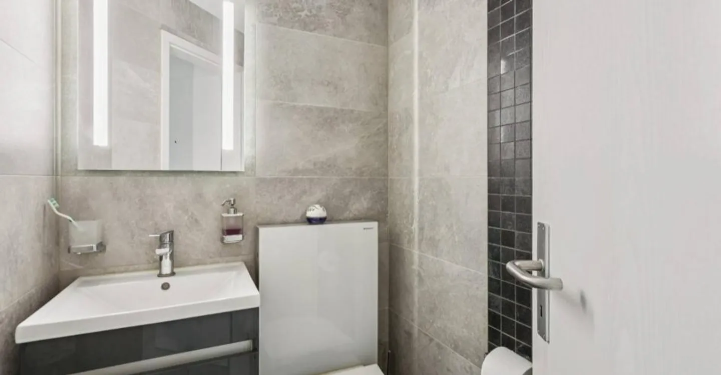 Magnificent renovated 4.5-room apartment - Photo 8 of 12