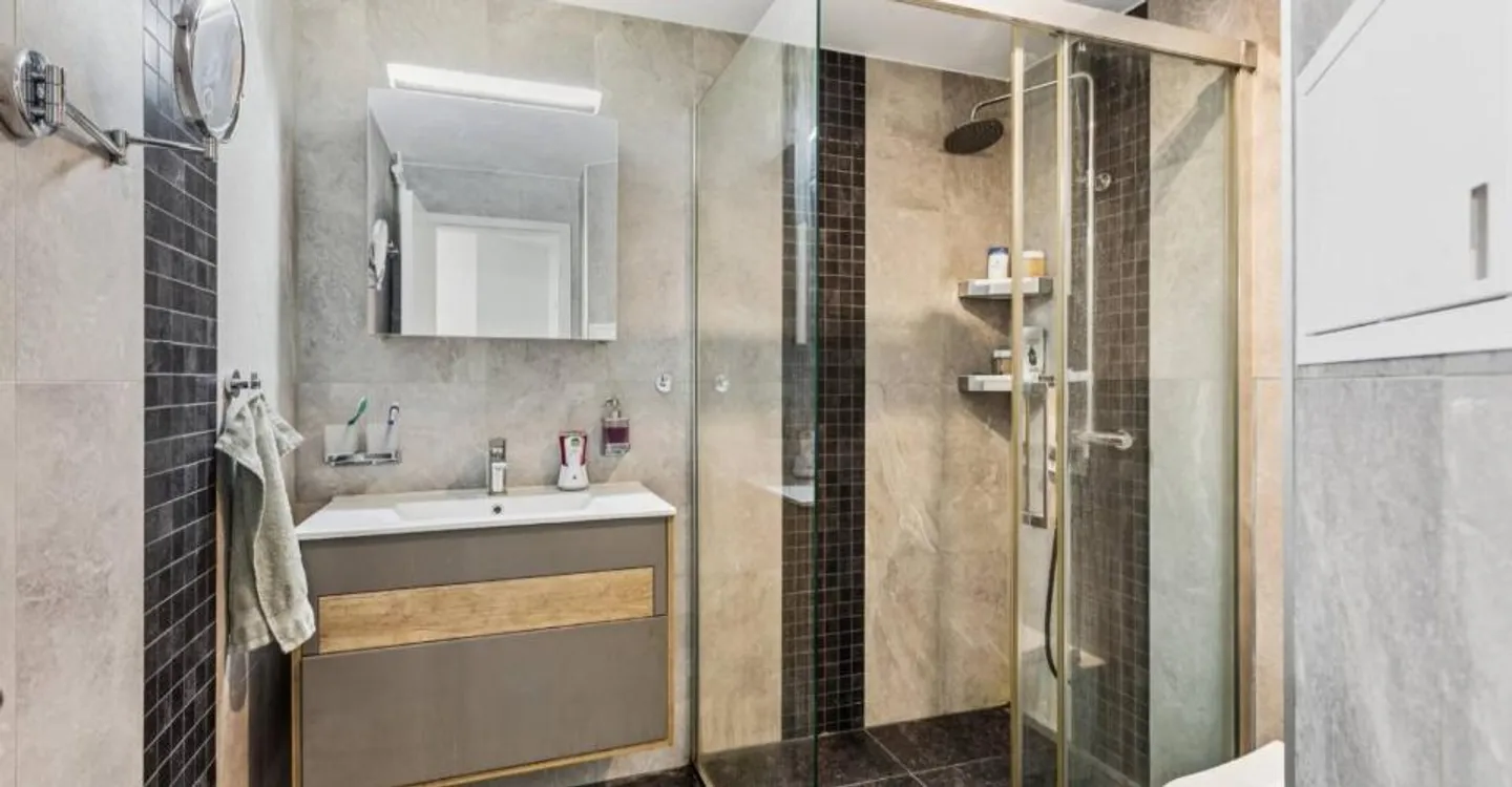 Magnificent renovated 4.5-room apartment - Photo 9 of 12